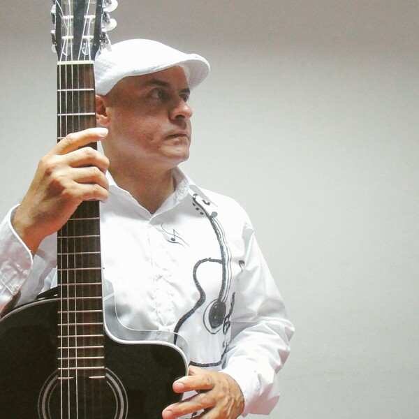 Profesor cubano de guitarra, canto y composición, online y presencial. WORLD MUSIC.(TÉCNICA, ARMONÍA, SOLFEO, REPERTORIO)