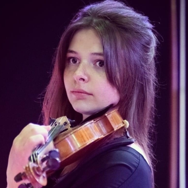Musicienne intervenante et violoniste diplômée du conservatoire de Reims, je propose des cours de violon et/ou de formation musicale
