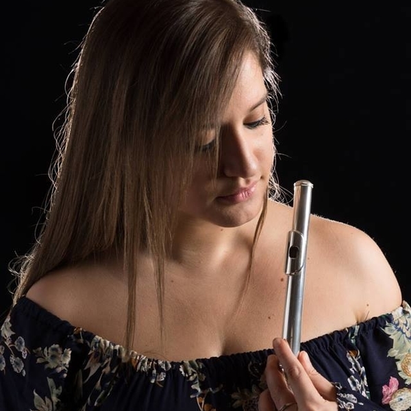 Flautista professionista con esperienza pluriennale nel campo dell'insegnamento, offre lezioni di flauto traverso (percorso classico e non solo)