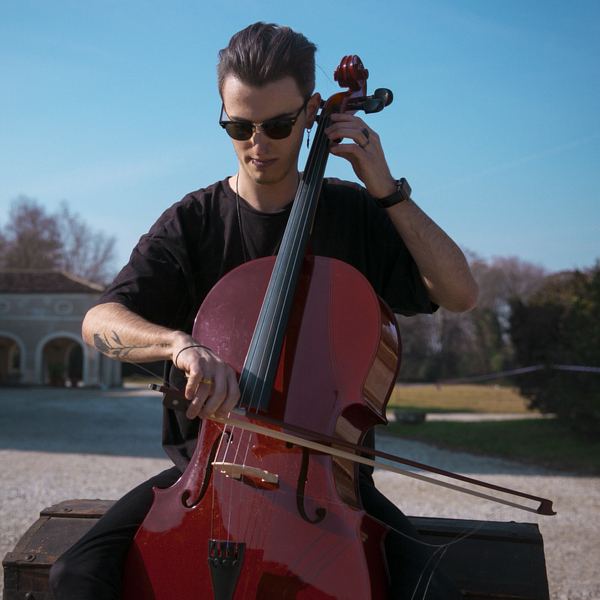 Violoncelliste italien diplômée offre des cours de violoncelle à Paris (cours en anglais, français ou italien)