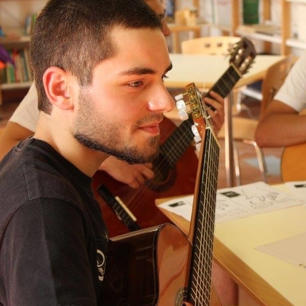 Ragazzo laureato al conservatorio con 110 e lode propone lezioni di chitarra, solfeggio e armonia musicale a Milano.