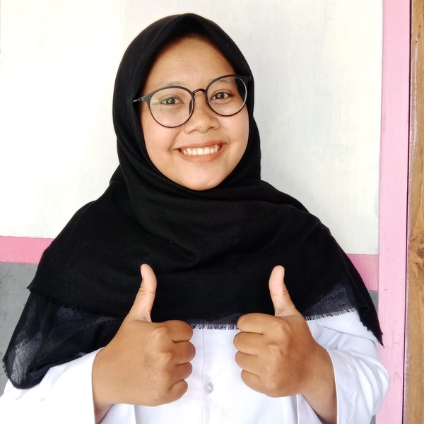 Lulusan S-1 Pendidikan Guru Madrasah Ibtidaiyah Universitas Islam Negeri Raden Mas Said Surakarta dengan predikat Wisudawan PGMI terbaik angkatan 51 Tahun 2022