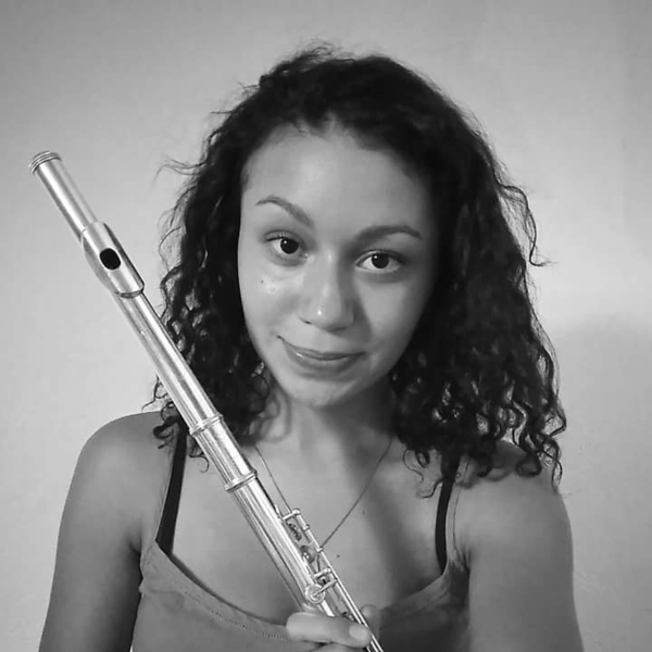 Flûtiste diplômée, je propose des cours de flûte traversière pour petits et grands ainsi que des cours de solfège, à domicile (à Montpellier uniquement) ou chez moi .