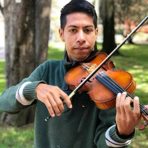 Estudios en el Sistemade orquestas de Venezuelacatedra de violín, teoría, lenguaje y práctica del instrumento.