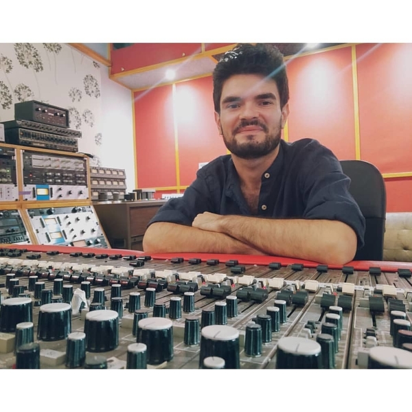 Tecnico del suono e Sound Designer, laureato al St. Louis College of Music, impartisce lezioni di fonia, missaggio ed home recording per fonici e musicisti a Roma.