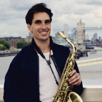 Jugador de saxofón experimentado (título de primera clase en interpretación musical) que ofrece lecciones de saxofón y teoría musical