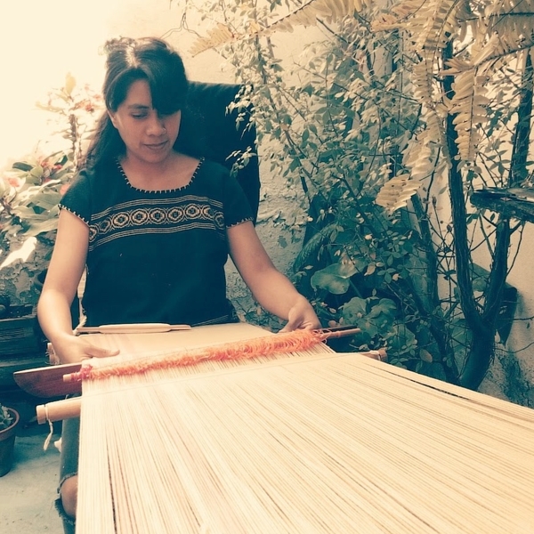 Egresada del INBA ESCUELA DE ARTESANIAS da clases de telar de cintura y telar de marco diferentes tecnicas de sarape, de alfombra y de tapiz asi como tintes naturales en fibras de algodon y lana y téc