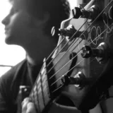Julien - Prof de guitare - Létra