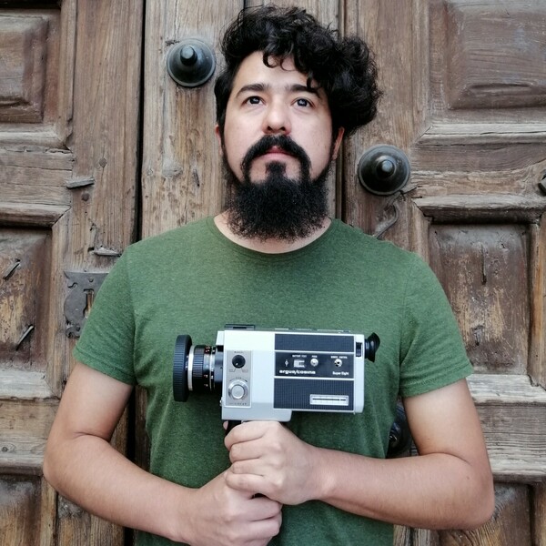 Del guion al montaje, Cineasta da clases de producción audiovisual en Monterrey.