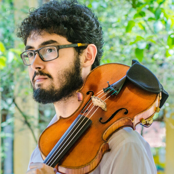 Bacharel em violino pela UNESP com experiência em aulas à distância (confira o meu vídeo na descrição)