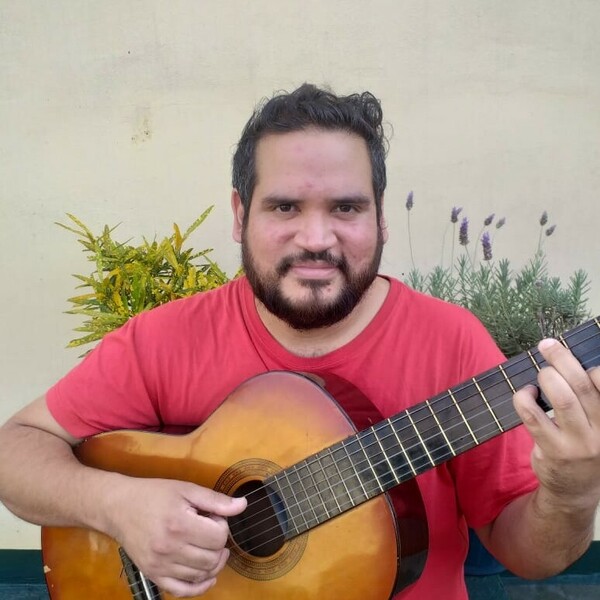 Estudiante del Profesorado en Educación Musical en la Escuela de Música popular de Avellaneda da clases de Guitarra y Ukelele para todas las edades. Aprendé divirtiéndote con las canciones que te gust