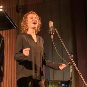 Julia - Gesangslehrerin - Köln