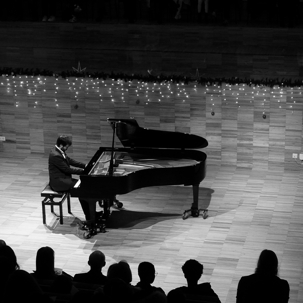 Pianista de renome internacional - Vasco Dantas - com experiência musical e pedagógica em Inglaterra, Alemanha e Portugal. Aulas de Piano, violino, composição e/ou teoria musical.