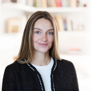 Julia - Prof d'économie - Paris