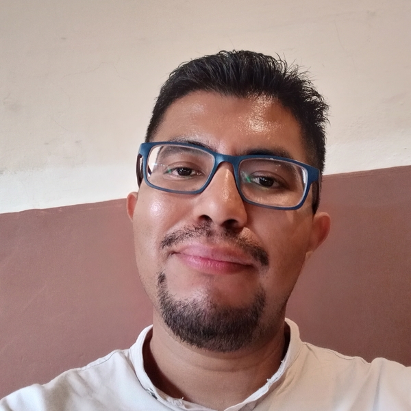 Maestro en ciencias (física aplicada), egresado de la Benemérita Universidad Autónoma de Puebla