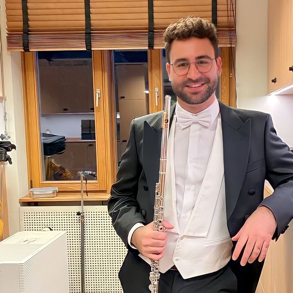 Professional flute teacher graduated by the Swedish National Orchestra Academy in Göteborg! Let's do music together! IG - olmoalvarez