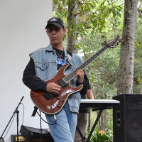 Guitarrista mexicano con formación profesional a nivel licenciatura en la facultad de música de la U.N.A.M.