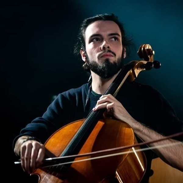 Etudiant à la Haute Ecole de Musique de Lausanne donne des cours de violoncelle
