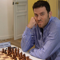 Grand-Maître international (Elo Max 2600+), ancien Top 5 Français et Ex Capitaine -Sélectionneur de l’équipe de France adulte, donne cours d’échecs tout niveau