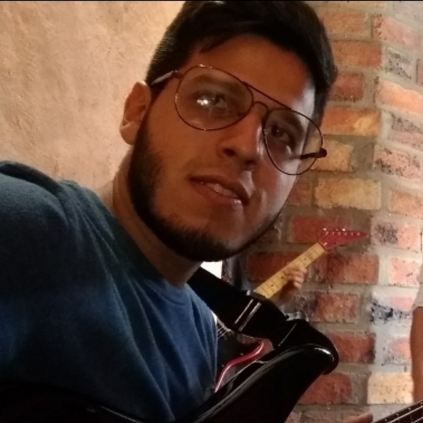 Técnico en ejecución musical SENA da clases, de bajo, guitarra y lenguaje musical en Cúcuta.