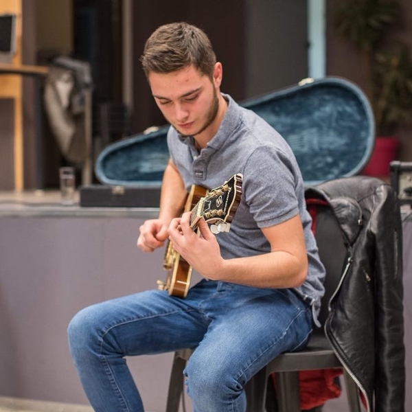Jeune Guitariste 10 ans d'expérience/concerts , donne cours sans solfège pour débutants