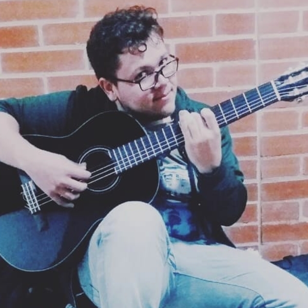 Técnico en Ejecución musical Con instrumentos funcionales especializado en Guitarra Da clases de Armonía, Solfeo, Guitarra acústica y Teoría musical En Bogota