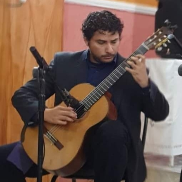 Egresado de la licenciatura en música, con mas de 10 años de experiencia dando clases a domicilio de guitarra clásica o acústica en Tepic, Nayarit.
