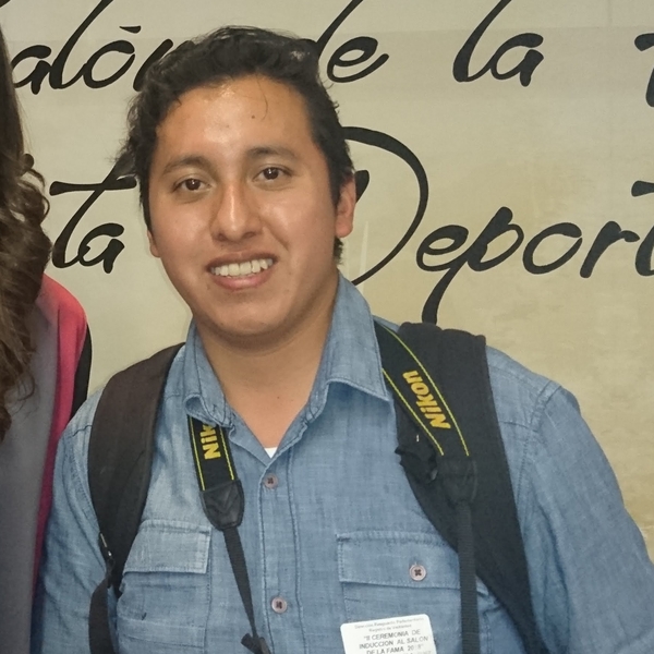 Estudiante de periodismo da clases de redacción en la Ciudad de México