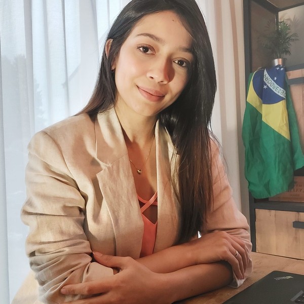 Professeure de portugais brésilien, passionnée par l’enseignement,  donne cours en ligne ou à domicile