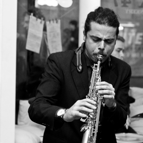 Saxophoniste Professionnel - Bachelor et Master en Saxophone Jazz au Conservatoire Royale de Bruxelles - Beaucoup d'experience - Master en Saxophone Classique au Conservatoire de Salerno (Ita)
