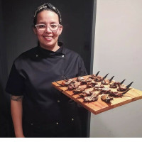 Chef instructora venezolana, lista para enseñarte a preparar recetas prácticas y deliciosas para tu día a día u ocasiones especiales.