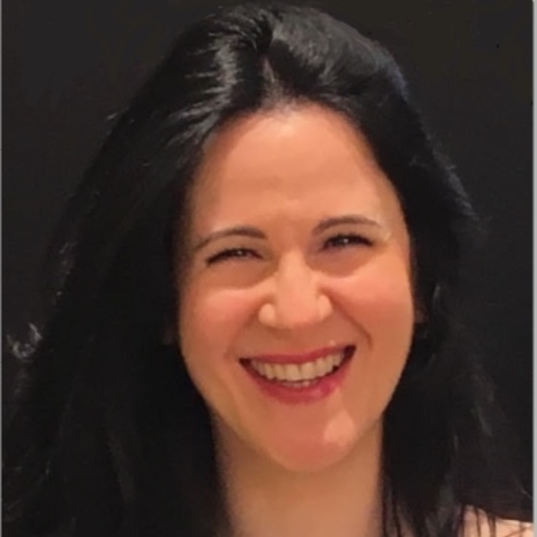 Sono Isabel Sanoja docente Madrelingua Spagnola laureata in Scienze delle Comunicazioni e  Master in Marketing con piú di 10 anni di esperienza come docente.