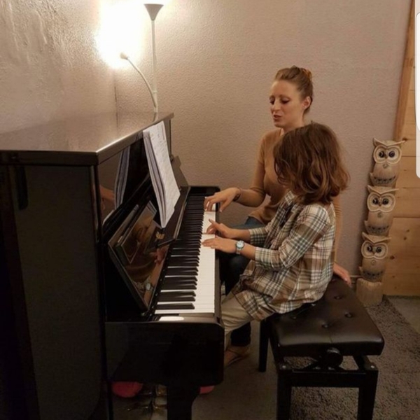 Professeur diplômée (9 ans d'enseignement en écoles de musique) donne cours de piano à domicile.