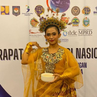 Saya seorang alumni Universitas Indonesia yang menyukai tari dan musik tradisi tradisional indonesia