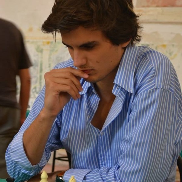 Lezioni di scacchi a Milano online via skype  da Istruttore e Candidato Maestro con elo >2100. Ho esperienza come istruttore, avendo tenuto numerosi corsi di scacchi per adulti e ragazzi
