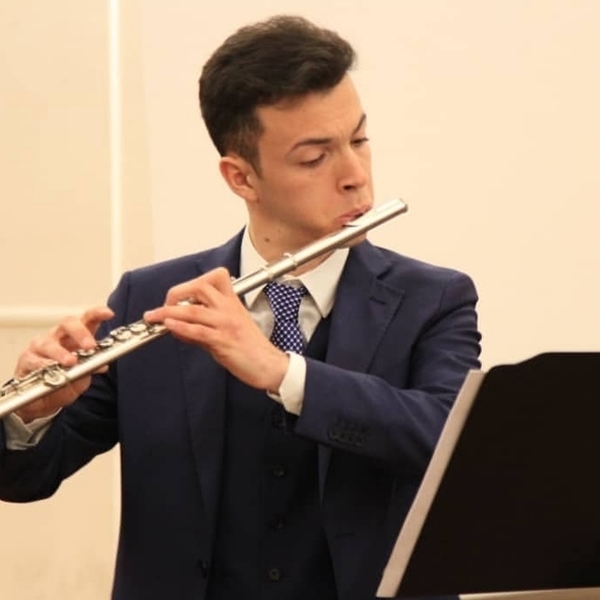 LEZIONI DI FLAUTO TRAVERSO Laureato in conservatorio impartisce lezioni di flauto traverso, teoria musicale e solfeggio