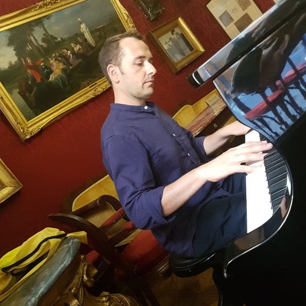 Pianista diplomato presso il LONDON COLLEGE OF MUSIC in Pianoforte Performance, impartisce lezioni di Pianoforte, Solfeggio e Armonia!