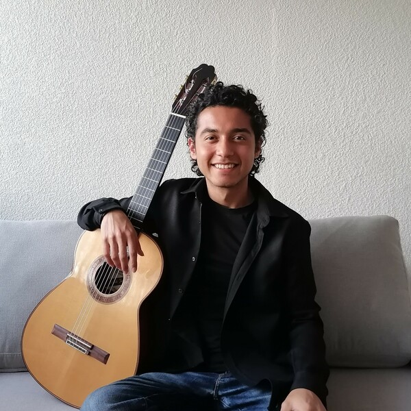 Guitarrista perteneciente a la Escuela Superior de Música del Instituto Nacional de Bellas artes INBA