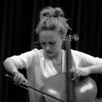 Je suis Clara, violoncelliste concertiste et pédagogue.  Diplômée du conservatoire de Paris, de la Haute école des arts de Berne et de l’Ecole Normale de Musique de Paris.  J’enseigne le violoncelle e