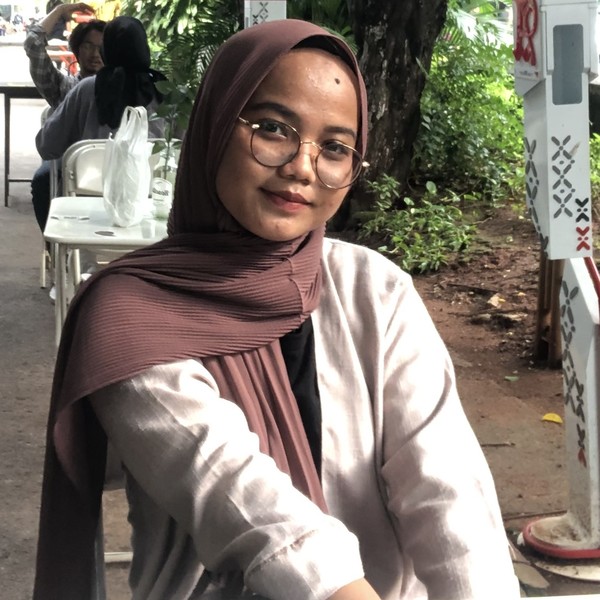 Mahasiswi Bahasa dan Sastra Arab UIN Syarif Hidayatullah Jakarta, mengajar mengaji untuk tingkat TK-SMP dengan metode yang menyenangkan