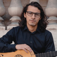 El estudiante de CRR de Versailles da clases de guitarra clásica y eléctrica en casa.