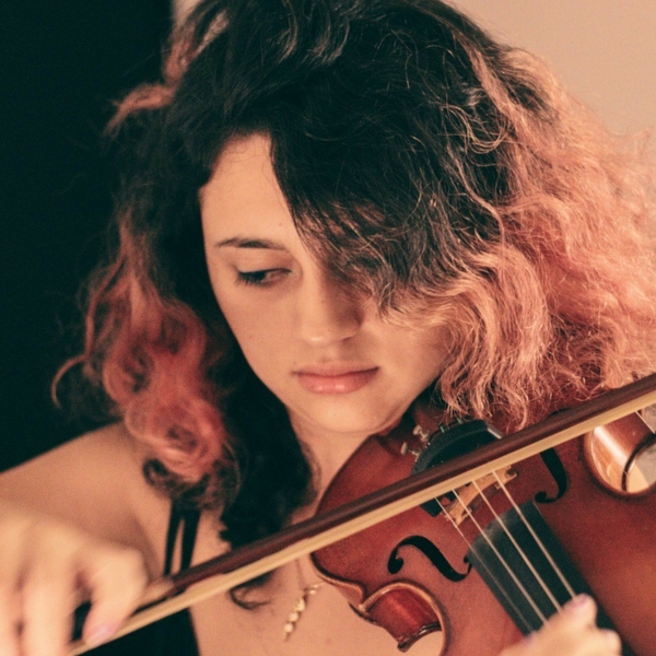 Aprende violin por medio del cuerpo, la exploración, la improvisación, la imitación y la creación.