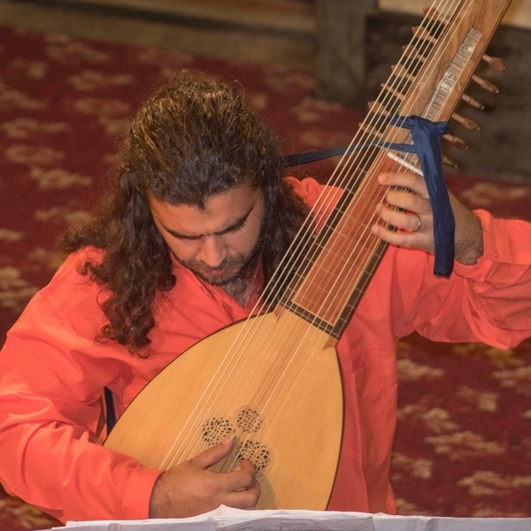Guitarrista clássico brasileiro, formado pelo Royal Conservatoire of Scotland, oferece aulas no Porto