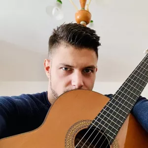 Alfred - Insegnante di chitarra - Bella