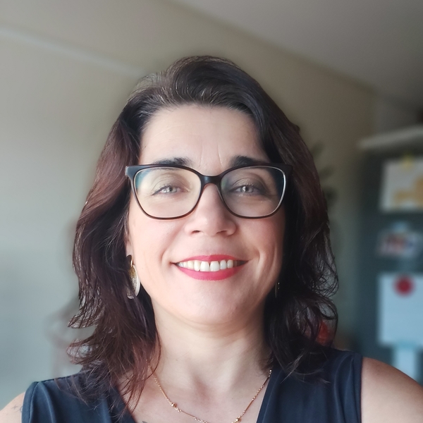 Professora com experiência dá explicações para alunos 1º ciclo, português e francês