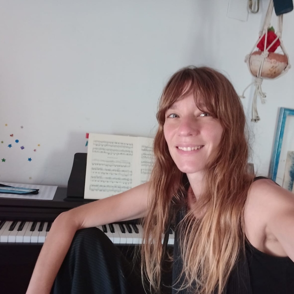 Profesora de piano: clásico, moderno, blues, armonía, lenguaje musical y solfeo en Barcelona.