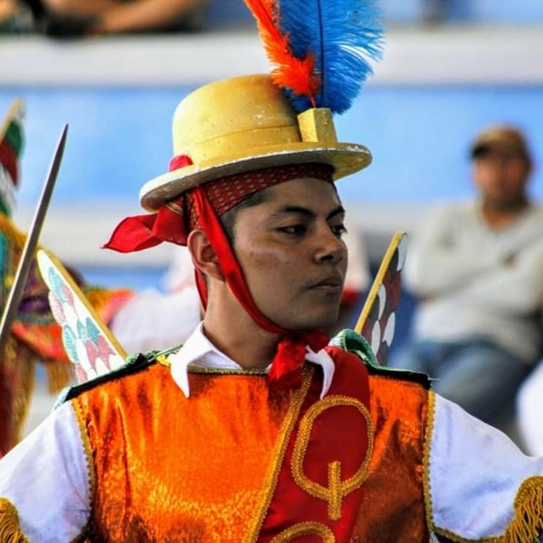 Pasante en la Licenciatura Danza Folclórica Mexicana, con cocimiento en entrenamiento físico, danzas tradicionales, ballet básico, repertorios de los diferentes  estados de México, proyectos culturale