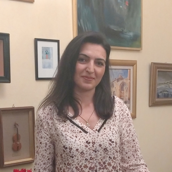 Jeune femme diplômée au Conservatoire en Arménie avec 12 ans d'expérience . Cours pour adultes ou enfants