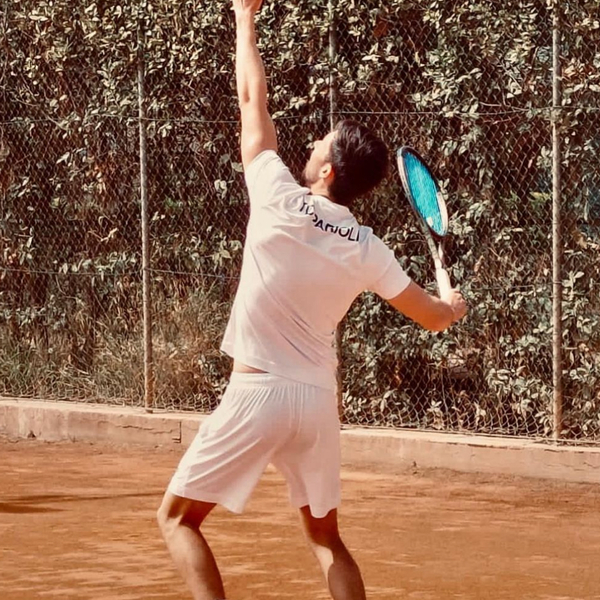 Insegnante FIT Davide Cristini presso TC Parioli, 20 anni di esperienza nel tennis, 2a categoria.  Lezioni “uniche” con VIDEO personalizzati per velocizzare l’apprendimento. Lezioni individuali e di g