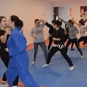 Aleyna - Dövüş sporları öğretmeni - 